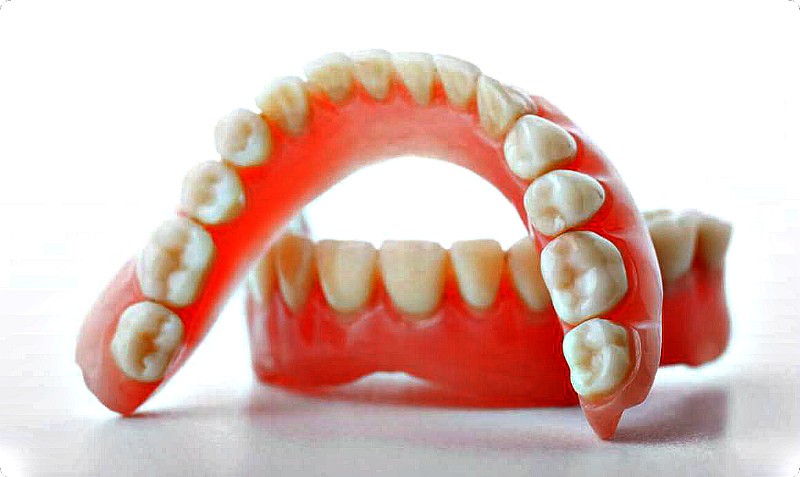 Съемные акриловые зубные протезы в Перми: полные и частичные