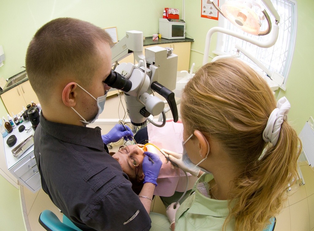 Лечение каналов зуба под микроскопом